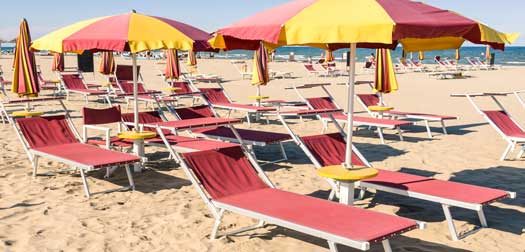 beach-with-sunbeds beach-with-sunbeds